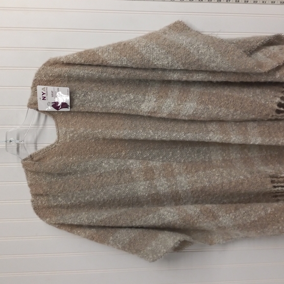 New York Accessory Group women's poncho - Picture 2 of 5